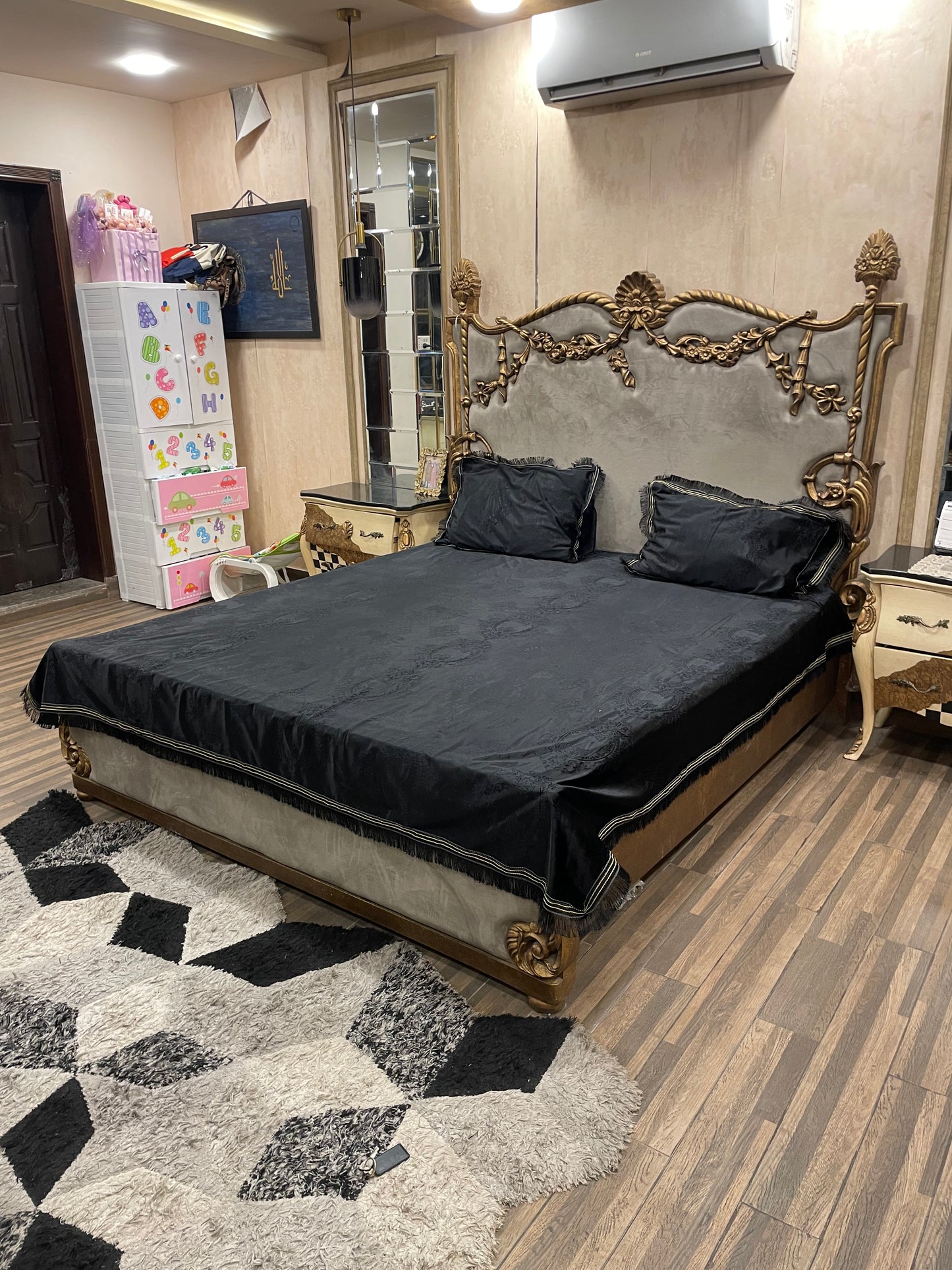 3️⃣PC emboss self velvet BEDSHEET