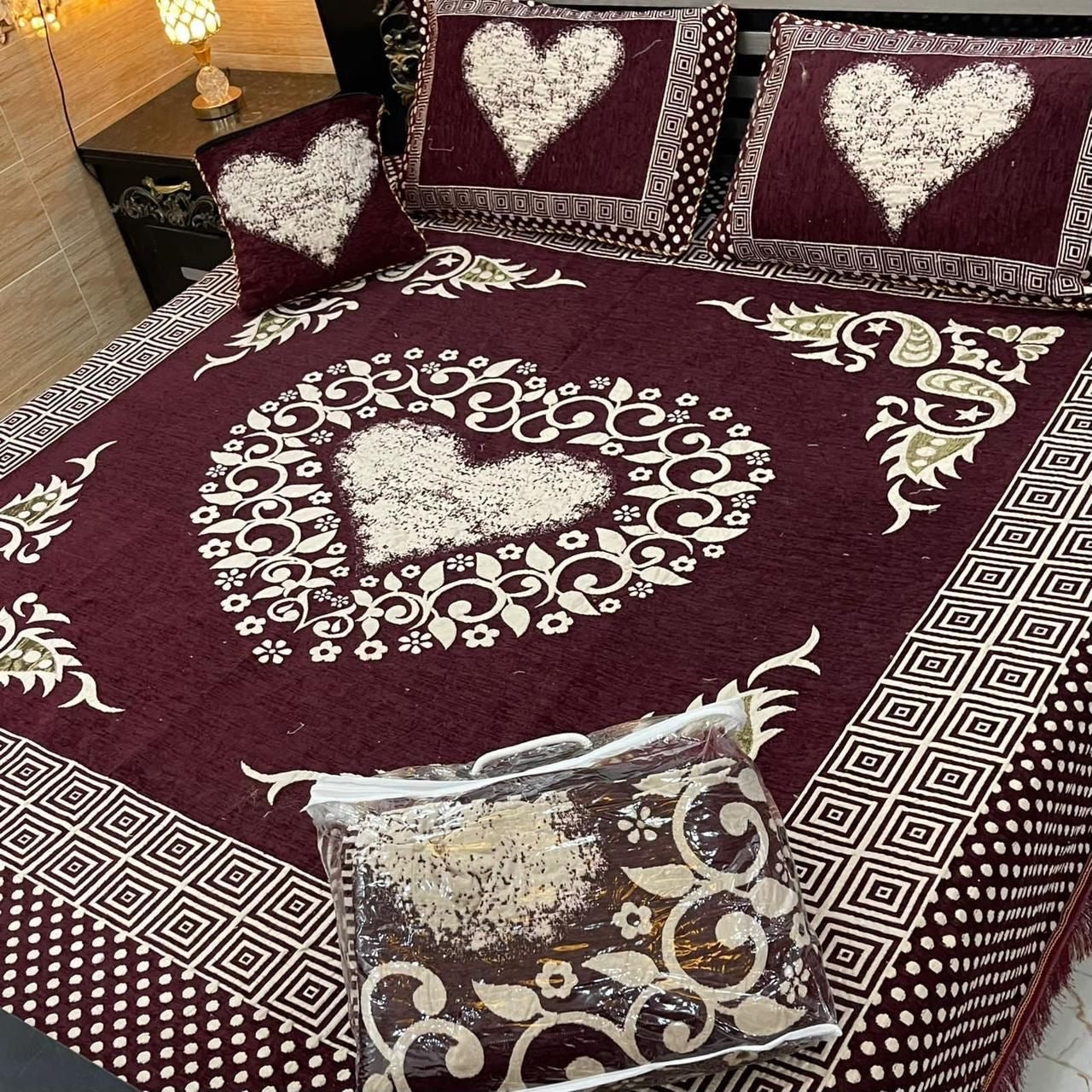 4️⃣ Piece heart Style Velvet Jacaurd BedSheet Set