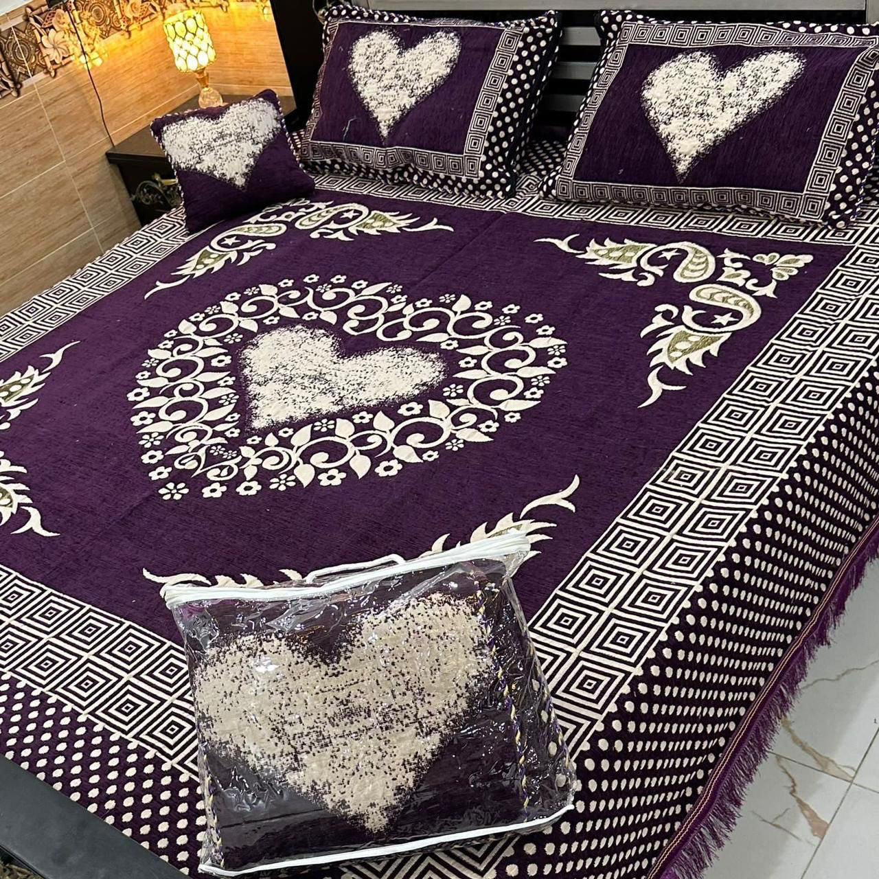4️⃣ Piece heart Style Velvet Jacaurd BedSheet Set