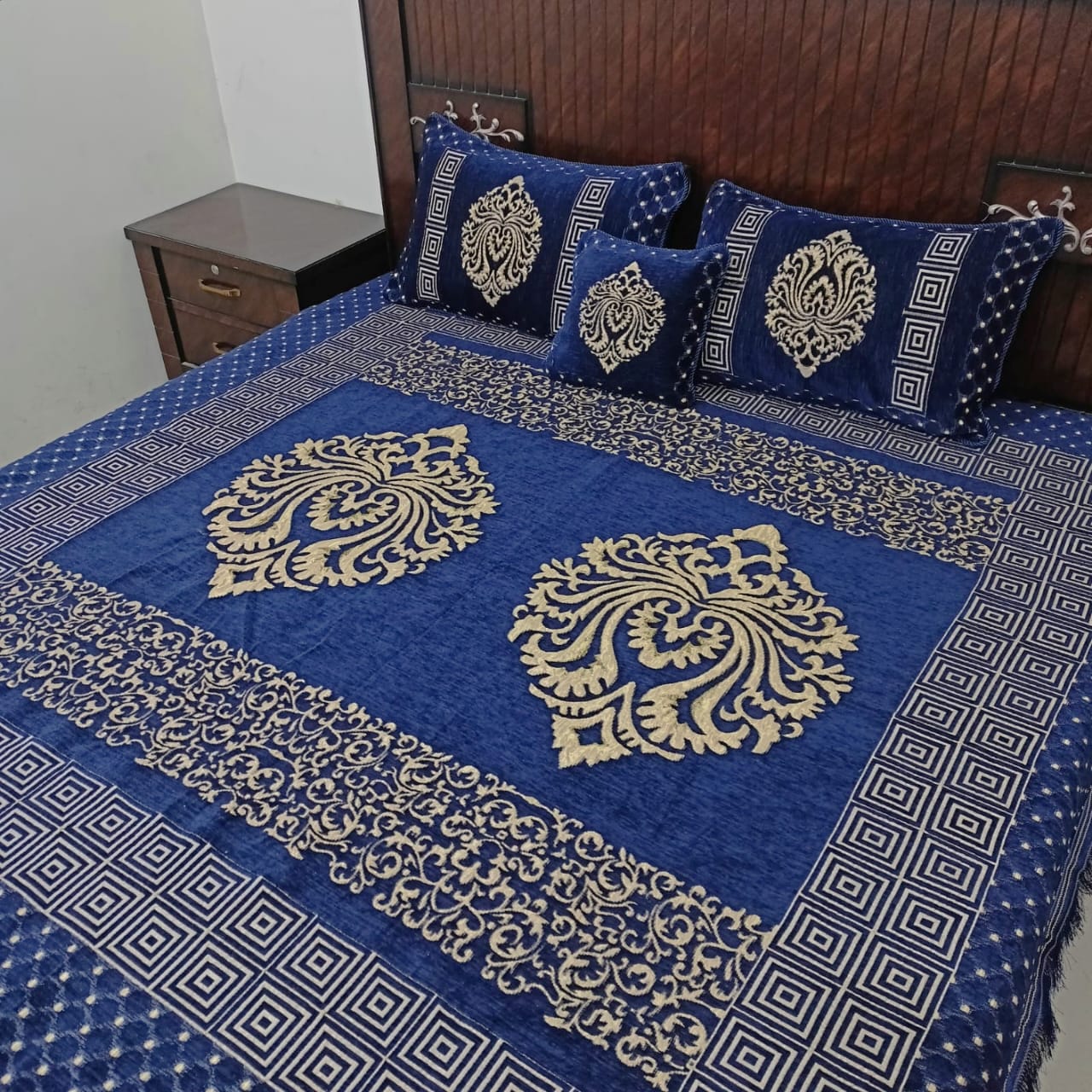 5 Piece Double Motive Style Velvet Jacaurd BedSheet Set