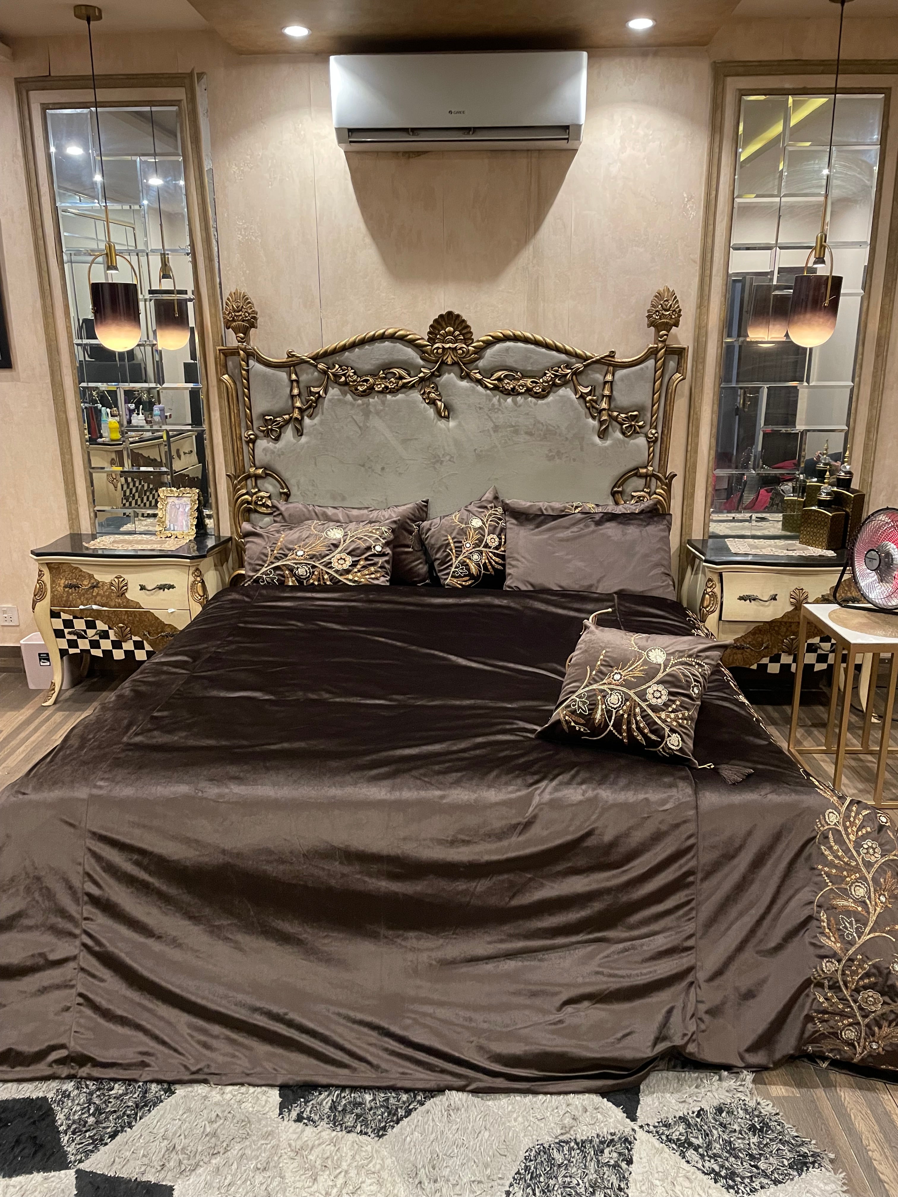 8️⃣PC Bridal Embossed Velvet Duvet Cover (with/without Filling)  full embroided set