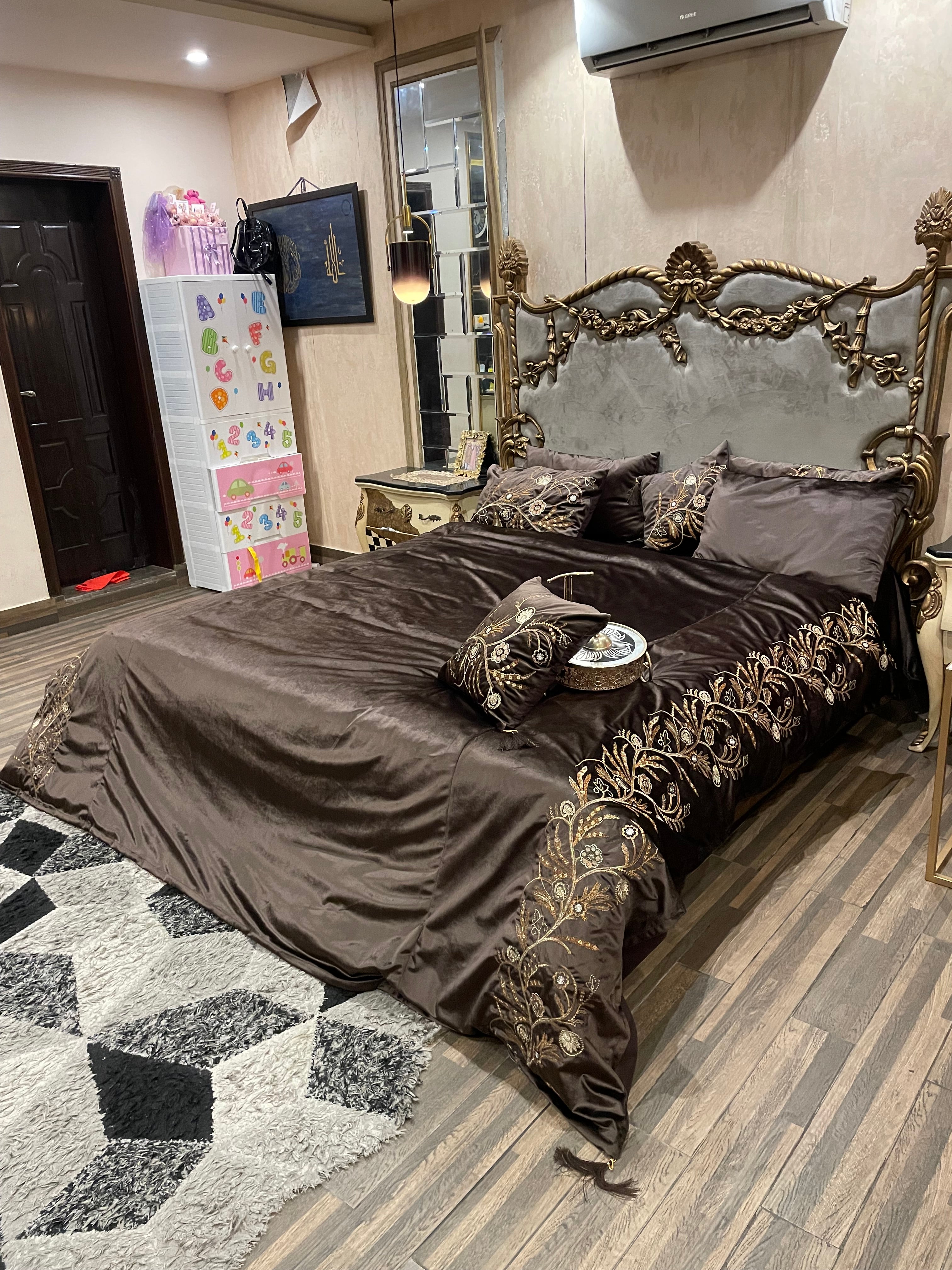 8️⃣PC Bridal Embossed Velvet Duvet Cover (with/without Filling)  full embroided set