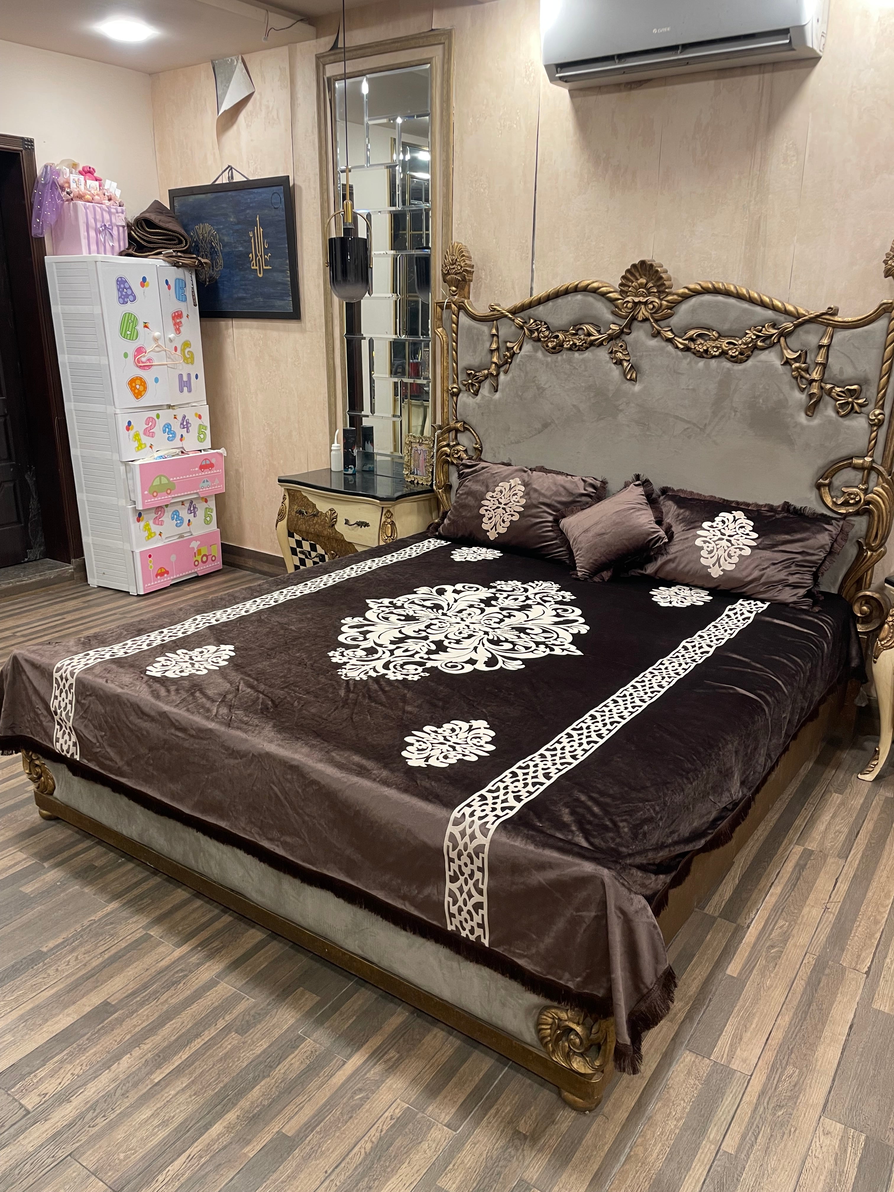 3️⃣PC  emboss velvet BEDSHEET aplic