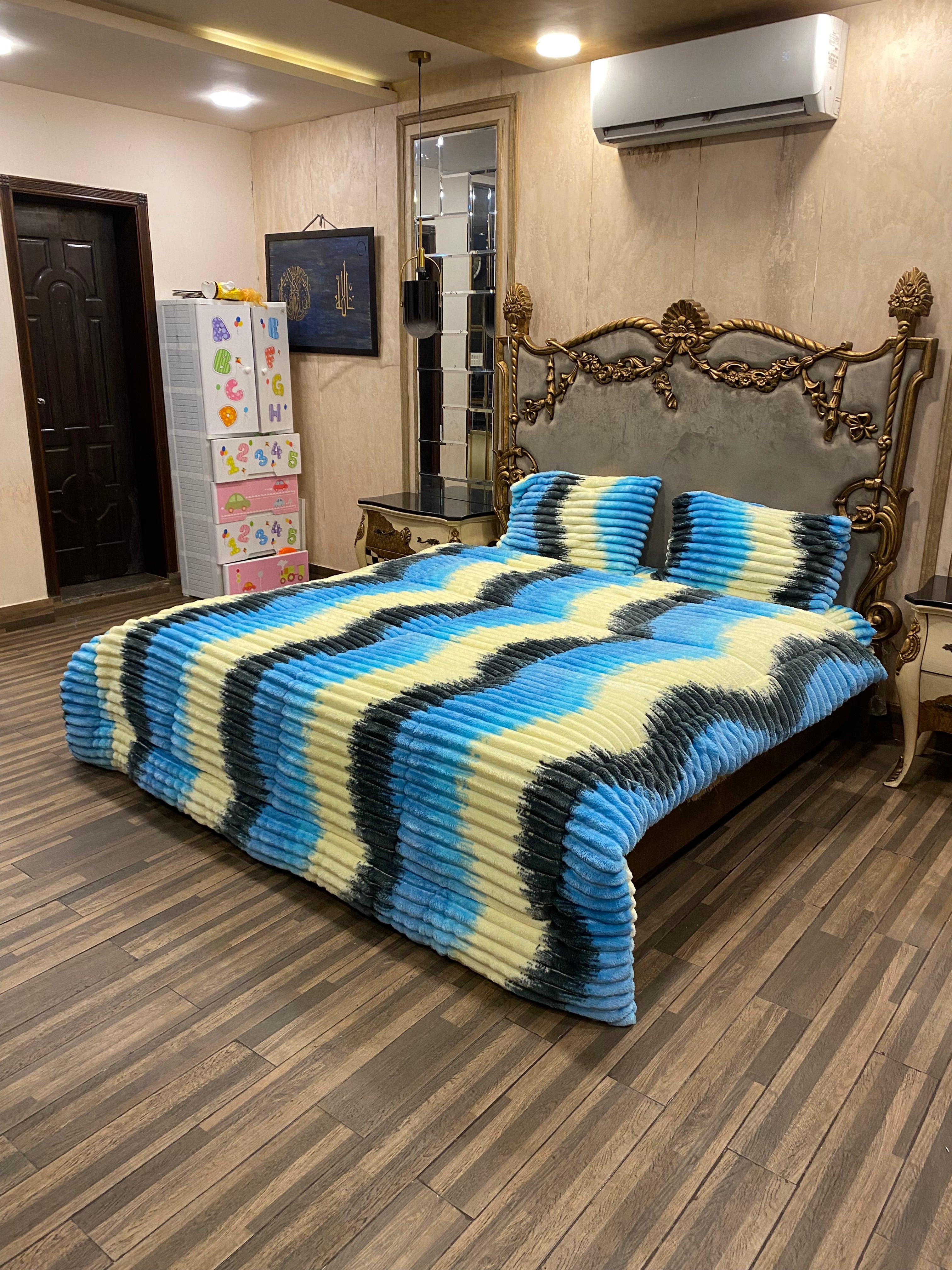 Deluxe  Blue Black 4️⃣PC Razai set