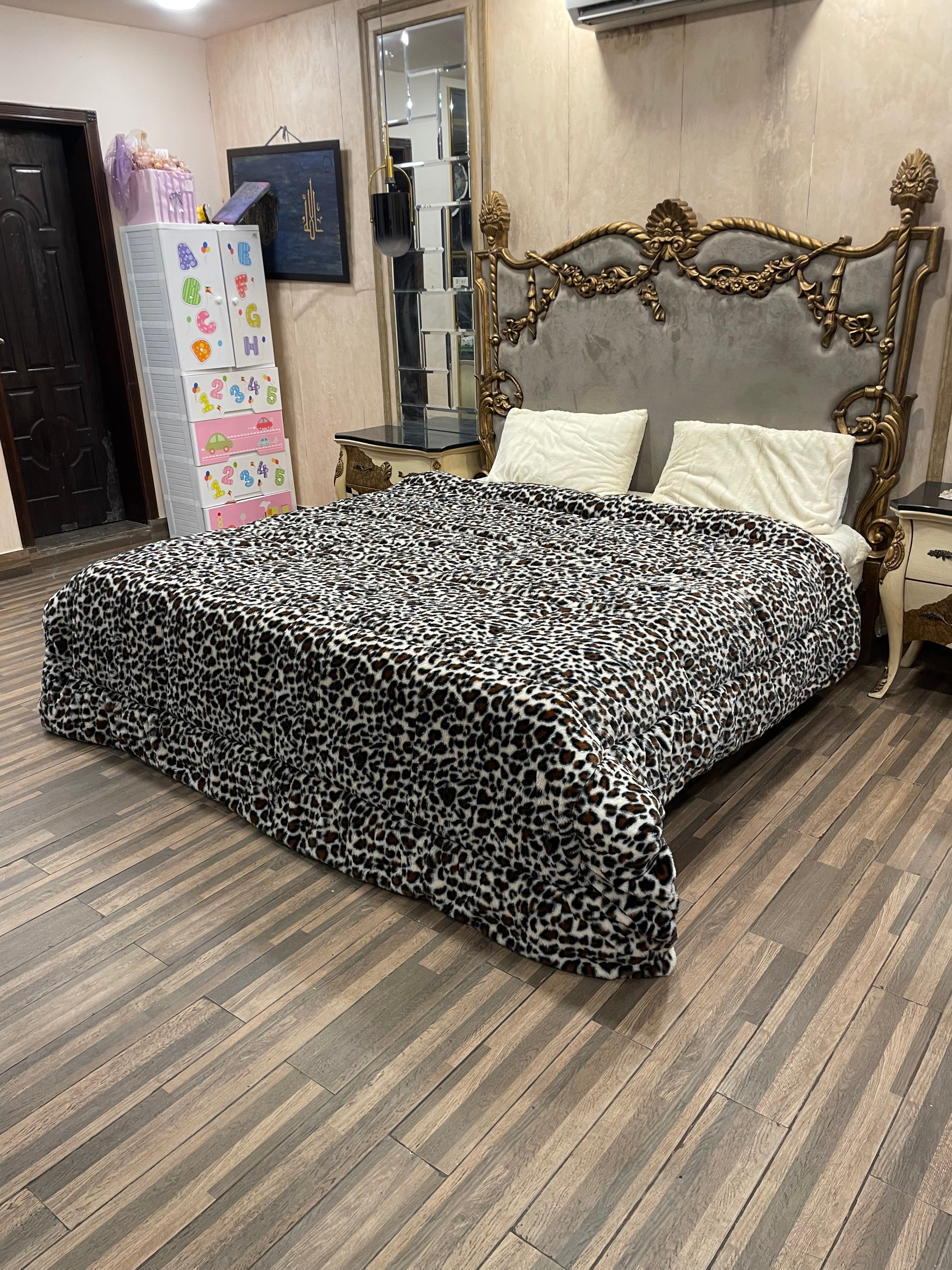 Cheeta Offwhite 4️⃣PC Razai set