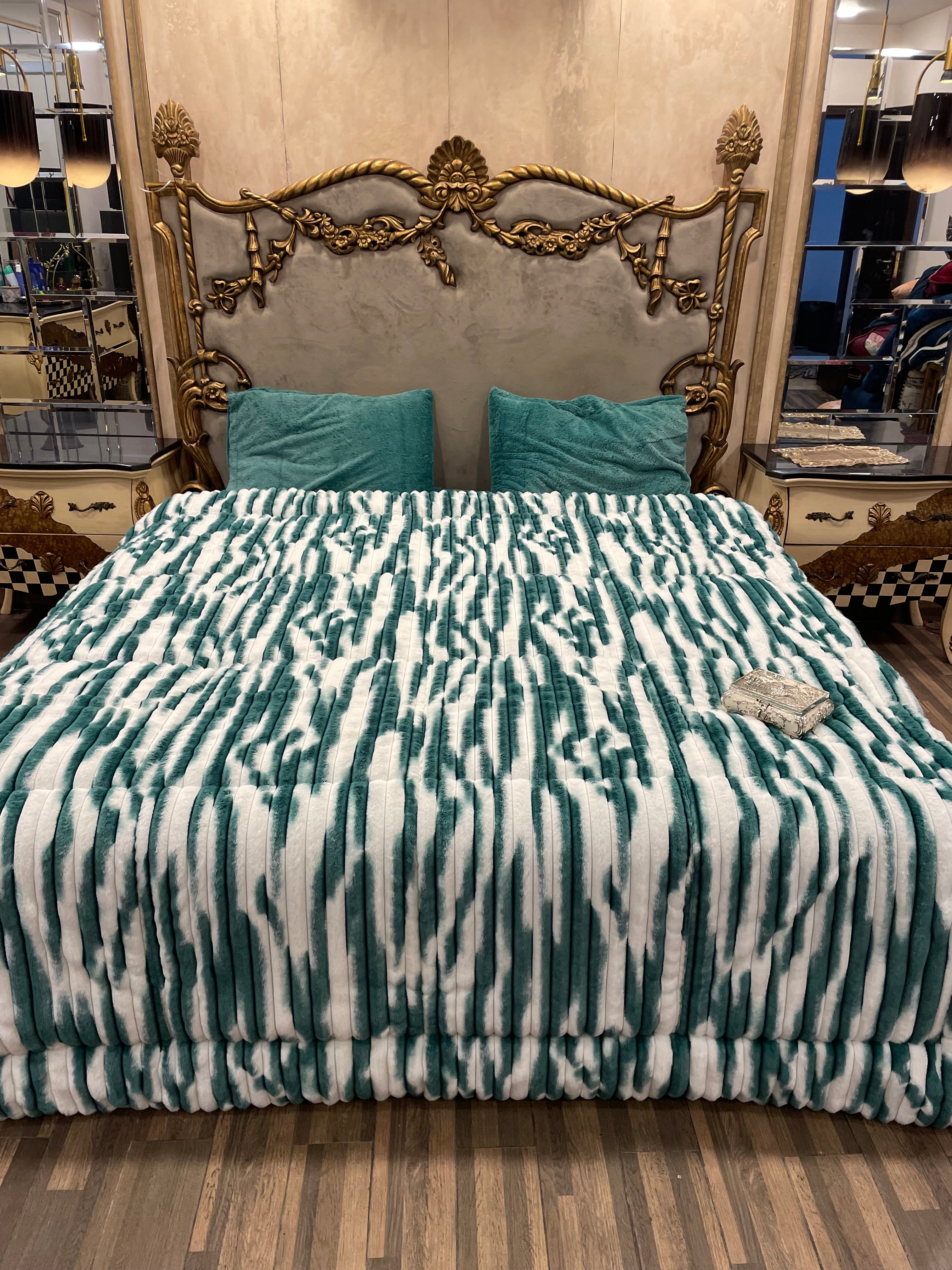 Strawberry  Green White  4️⃣PC Razai set