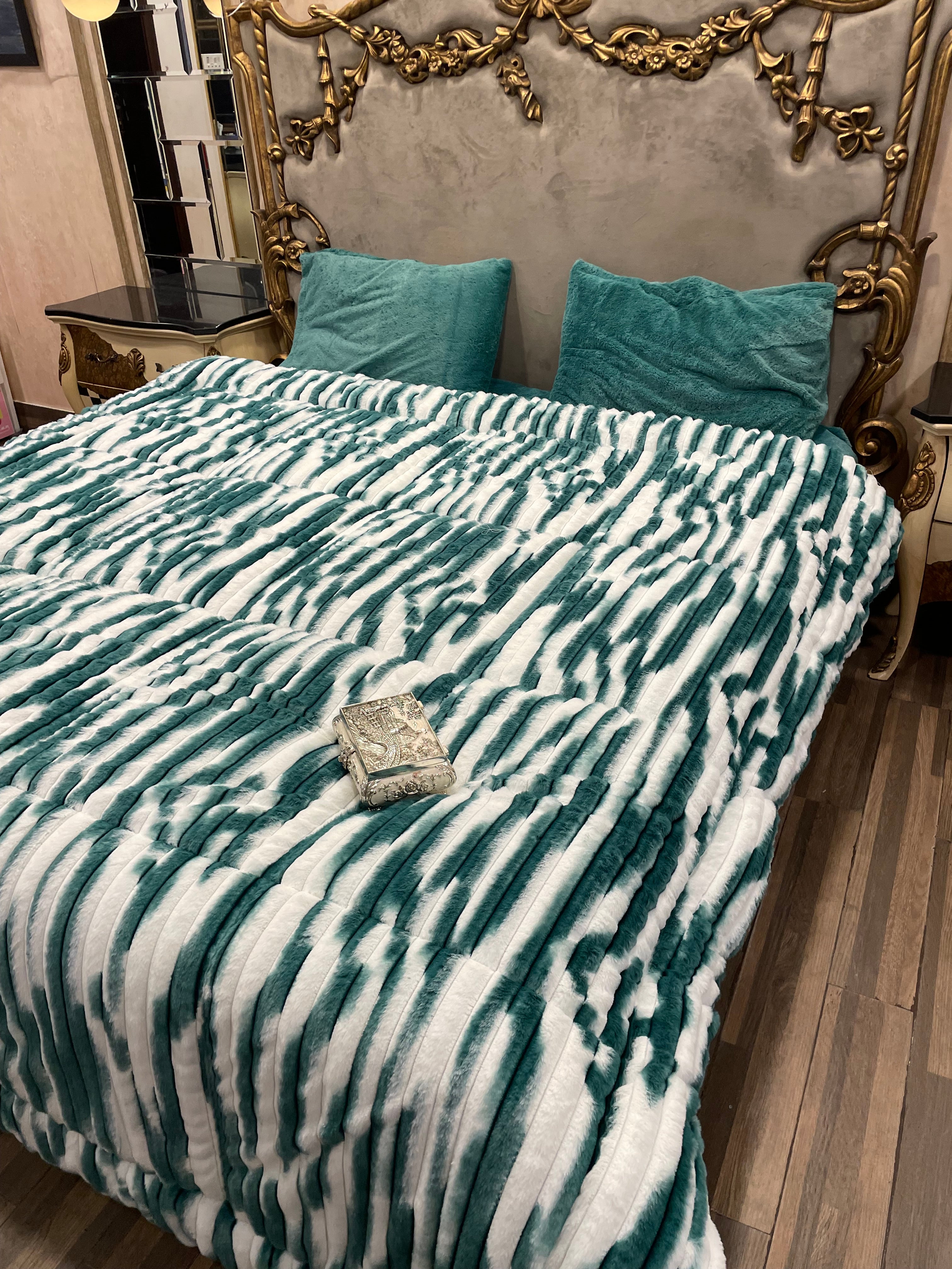 Strawberry  Green White  4️⃣PC Razai set