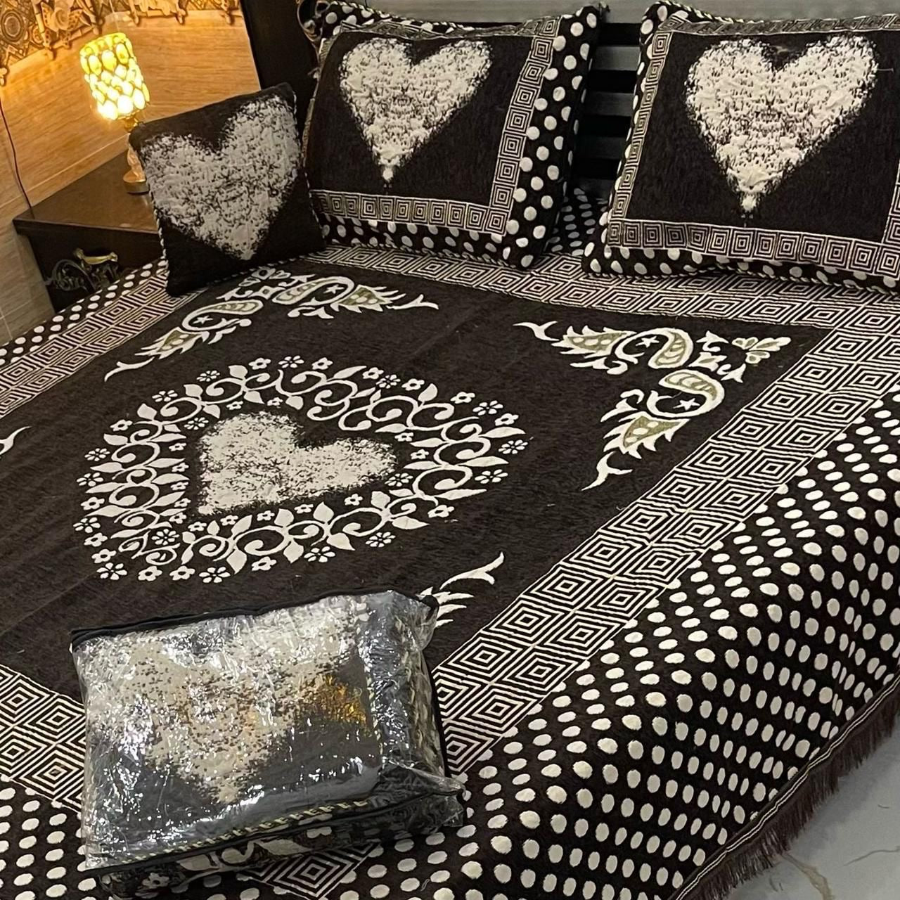 4️⃣ Piece heart Style Velvet Jacaurd BedSheet Set