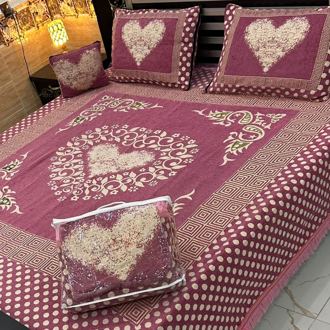 4️⃣ Piece heart Style Velvet Jacaurd BedSheet Set