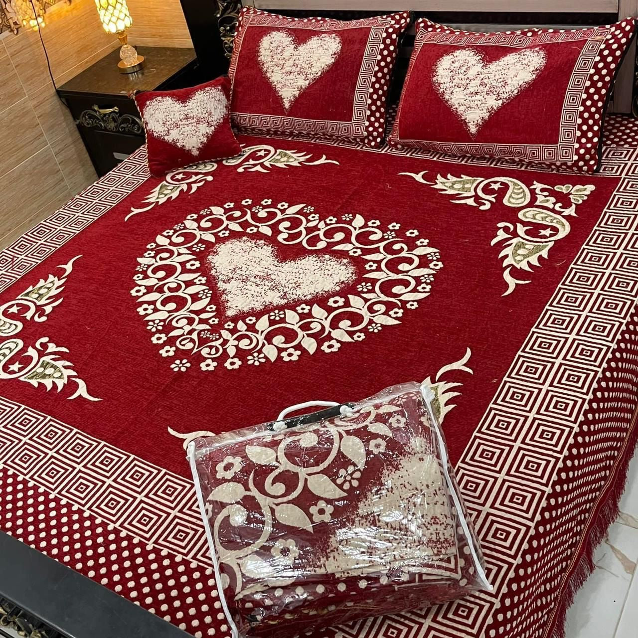 4️⃣ Piece heart Style Velvet Jacaurd BedSheet Set